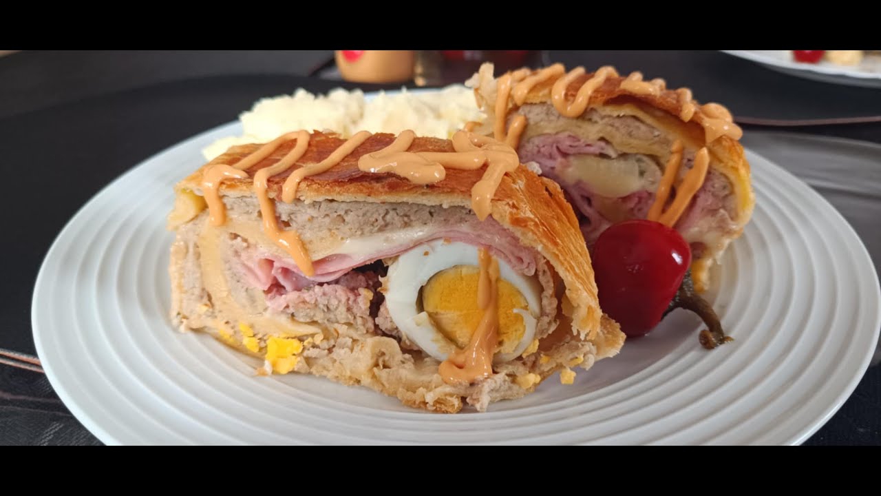 Slaná mäsová štrúdľa plnená mletým mäsom syrom aj šunkou.