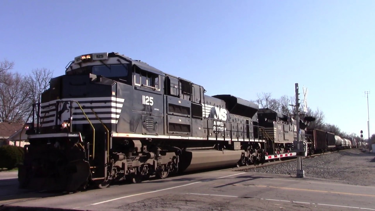 NORFOLK SOUTHERN EMD SD70ACE Northbound Mix Freight - YouTube