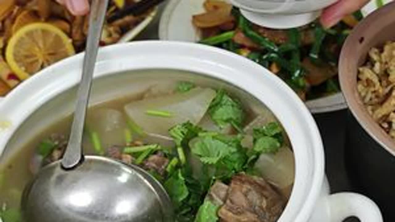 当南方媳妇给东北老王做萝卜吃。今天的白萝卜立老大功了，白萝卜咸饭真的好吃，萝卜羊汤也是真的把我喝美了。。#南北差异 #南方媳妇 #白萝卜 #家常美食 #吃货