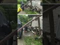 Agentes caen al desplomarse una terraza durante un intento de arresto