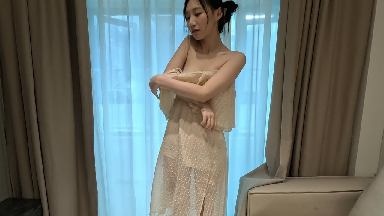 甜美的可可展示我们Proudfox独家设计的一款带哺乳功能的漂亮连衣裙