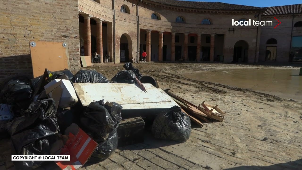 Alluvione Marche, il Foro Annonario, uno dei luoghi simbolo di Senigallia è  coperto di fango