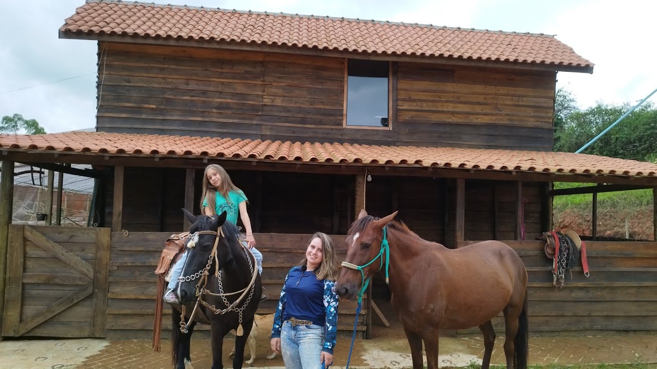Jovem De  21 Anos  Mora na Roça Sozinha No Rancho todo de Madeira Sonhado e Feito por Ela
