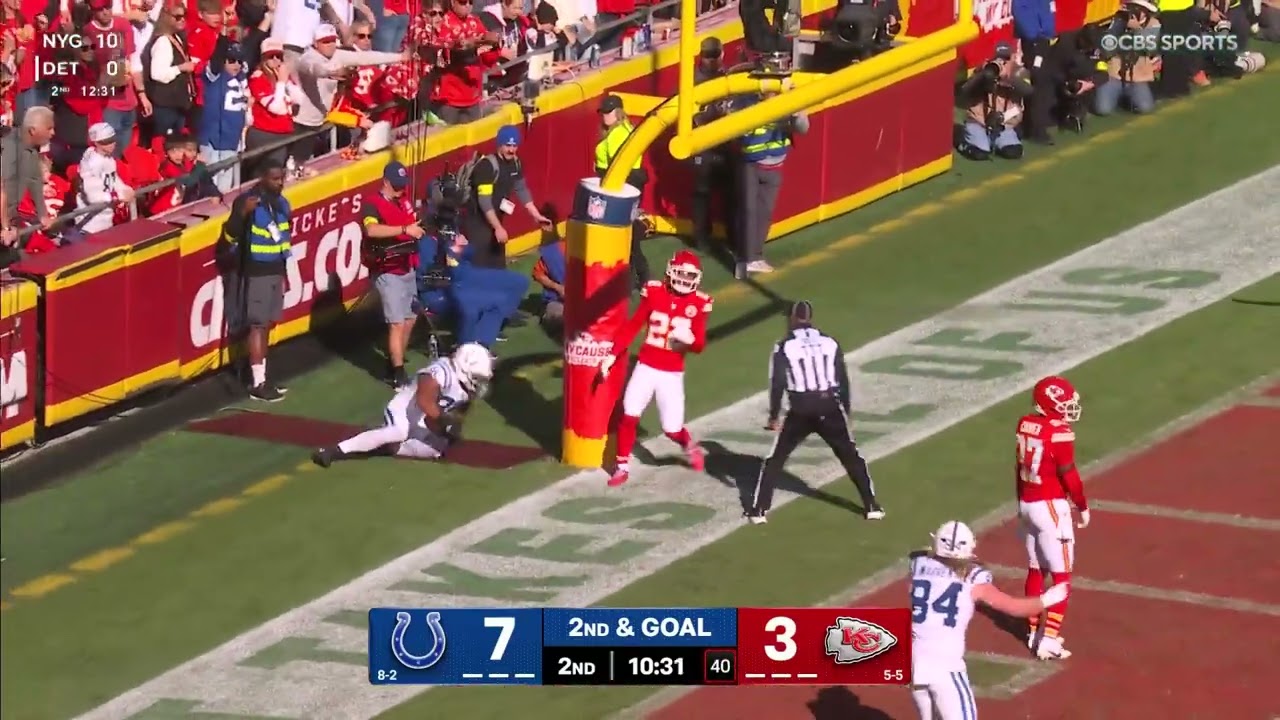 Daniel Jones stands strong in the pocket to find Drew Ogletree to extend Indy’s lead to 14-3.