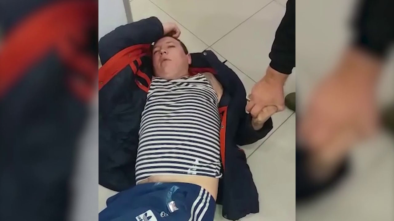 Пьяная спит в машине