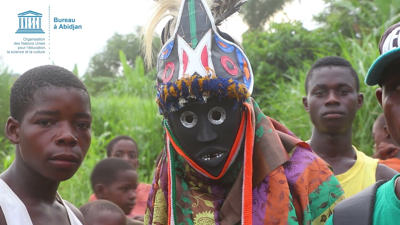 La course de masques traditionnels, un jeu qui rassemble les communautés