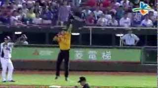 20130807 CPBL 象VS犀牛 3下 胡金龍雙殺打,高國輝回來得分( 1:5 )