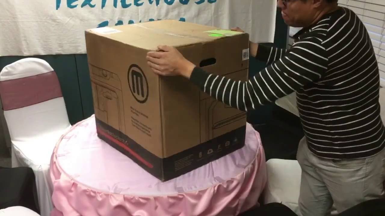 Unboxing the MakerBot 