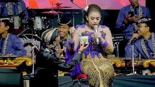Download Lagu HEBOH Penonton Tepuk Tangan NIKEN SALINDRY Sebut LINDRA LINDRY CAMPURSARI MAYANGKARA Pentas DiTUBAN MP3 Download Lagu HEBOH Penonton Tepuk Tangan NIKEN SALINDRY Sebut LINDRA LINDRY CAMPURSARI MAYANGKARA Pentas DiTUBAN MP3