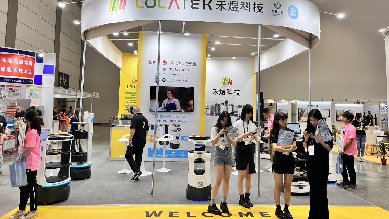 👯 Day 1 in TAIWAN HORECA 2024. The cooking robot had fun with the exhibitor!
