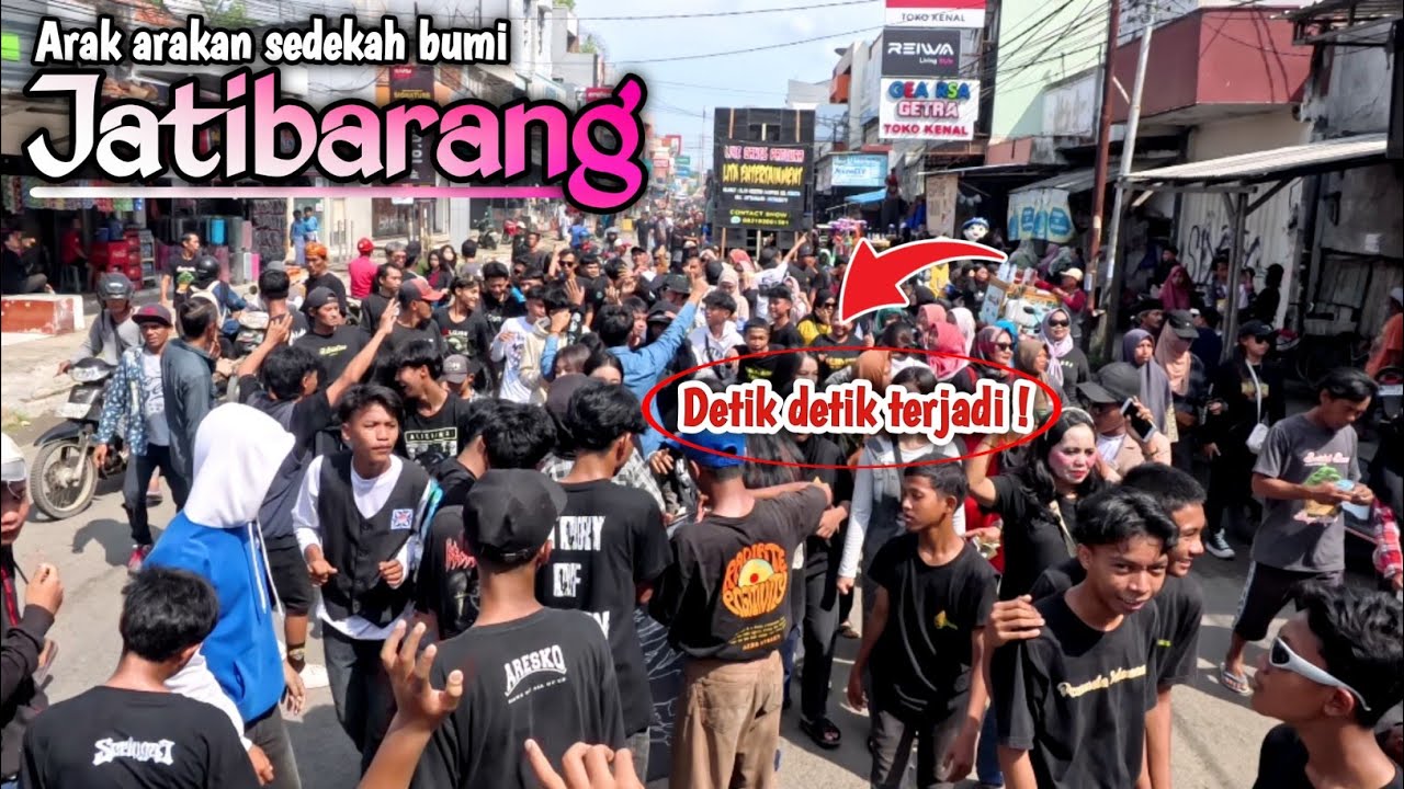 The moment of the incident! The earth alms procession in Jatibarang Village, Indramayu