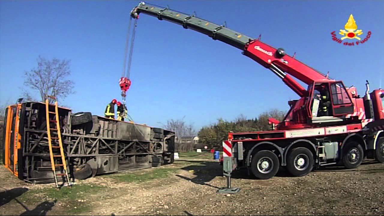 Raddrizzamento AUTOBUS con una sola Autogrù. Campo prove Vigili del Fuoco di Verona.