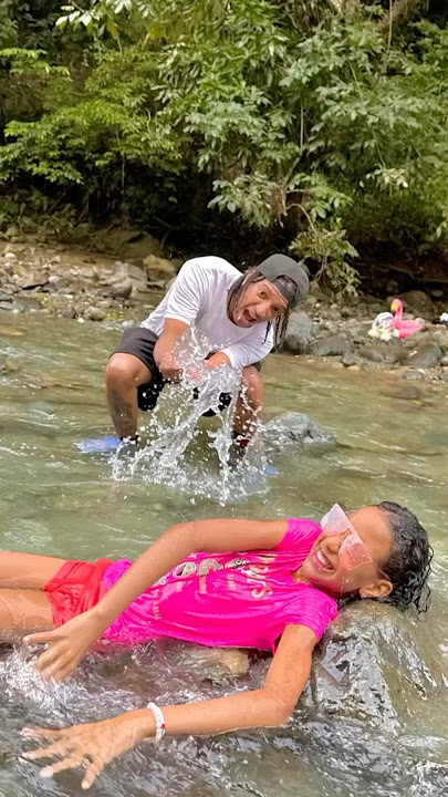 Cuando una niña se baña en el río💦😍😂 #humor #2hielos #los2sujetos #comedy #funny