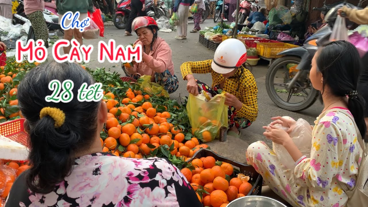 Chợ Mỏ Cày Nam Chiều 28 Tết Mọi Người Vẫn Tấp Nập Mua Sắm - Em Gái Quê