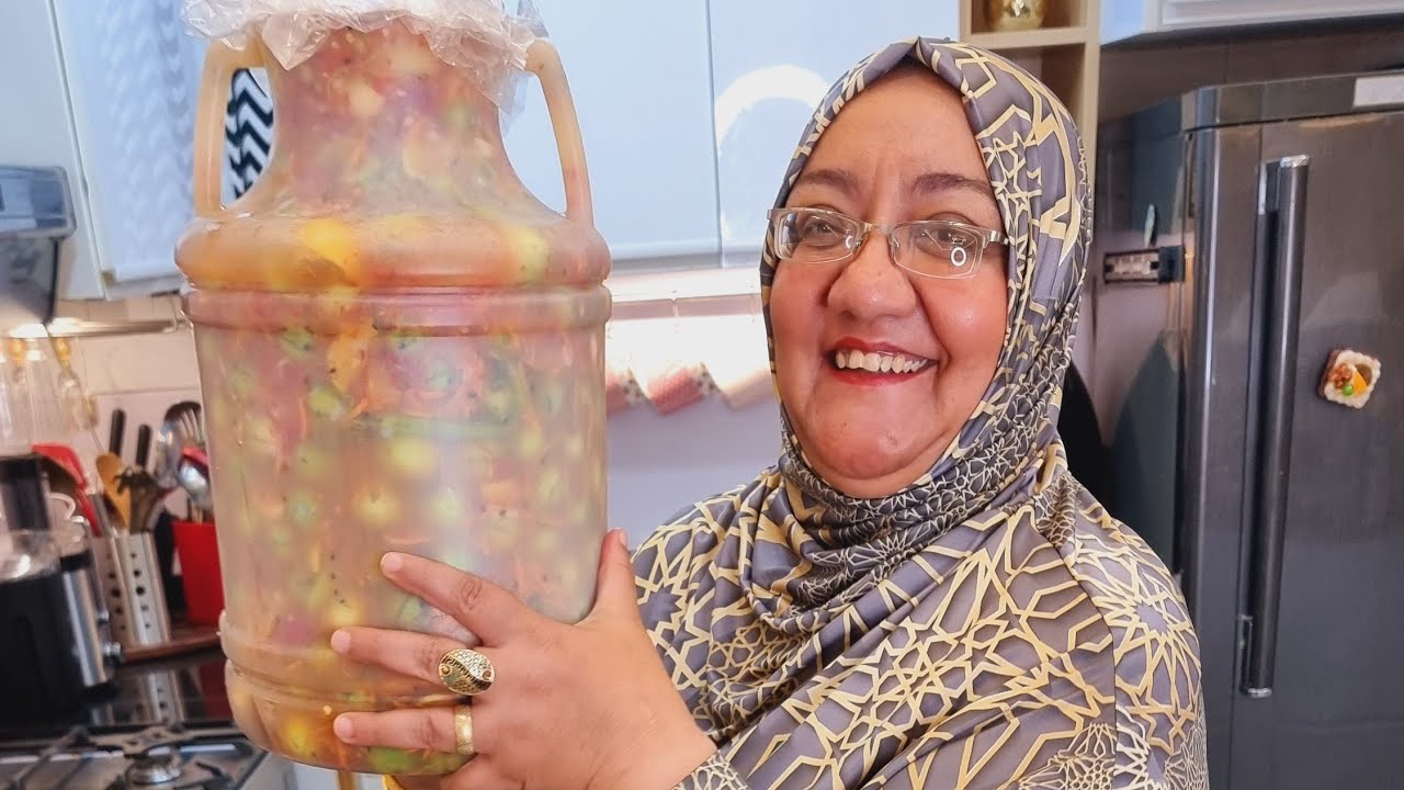 الزيتون التفاحى بالسكر رشيه واوعى بالمية تنقعيه دى خبرة السنين يابنتى ولا تقولى اجدع ترشجى