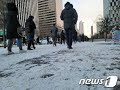 道路凍結に地下鉄故障まで…寒波・大雪で通勤に混乱＝韓国 (1/7)
