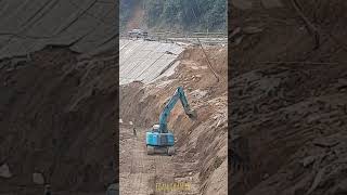 Máy xúc đào bờ sông.