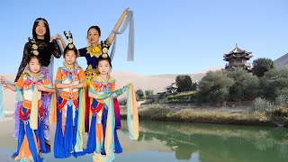 月牙湾 现场演唱 VT 2023 春节，Crescent Bay by F.I.R. 飞儿乐队。Radia Lu, choreography by Jane Liu.