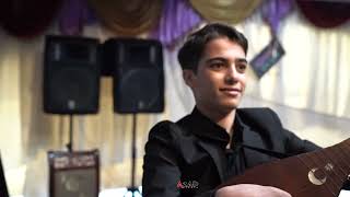 Lacinda dogulmayan 13 yasli Azad Lacinli-Zabuxda ilk toyda Saz ifa etdib reqs de etdi. 15-ci hisse