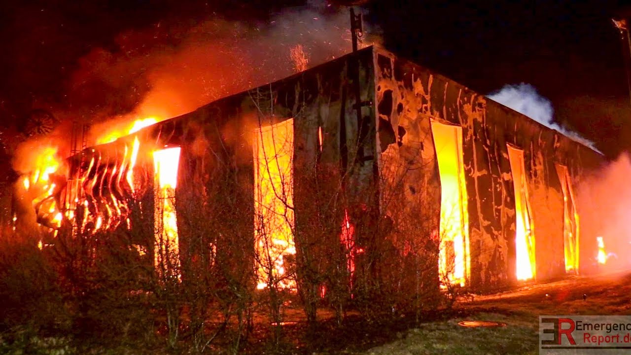[GROSSBRAND IN NEUSS | VOLLALARM FÜR DIE FEUERWEHR]- Halle im Vollbrand ~ Über 150 Kräfte im Einsatz