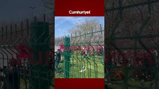 Miting Alanına Giremeyen Yurttaşlar Barikatları Yıktı