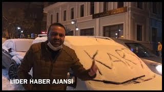 Kars’ta sanatçı Engin kına kar yağışını türkü söyleyerek karşıladı