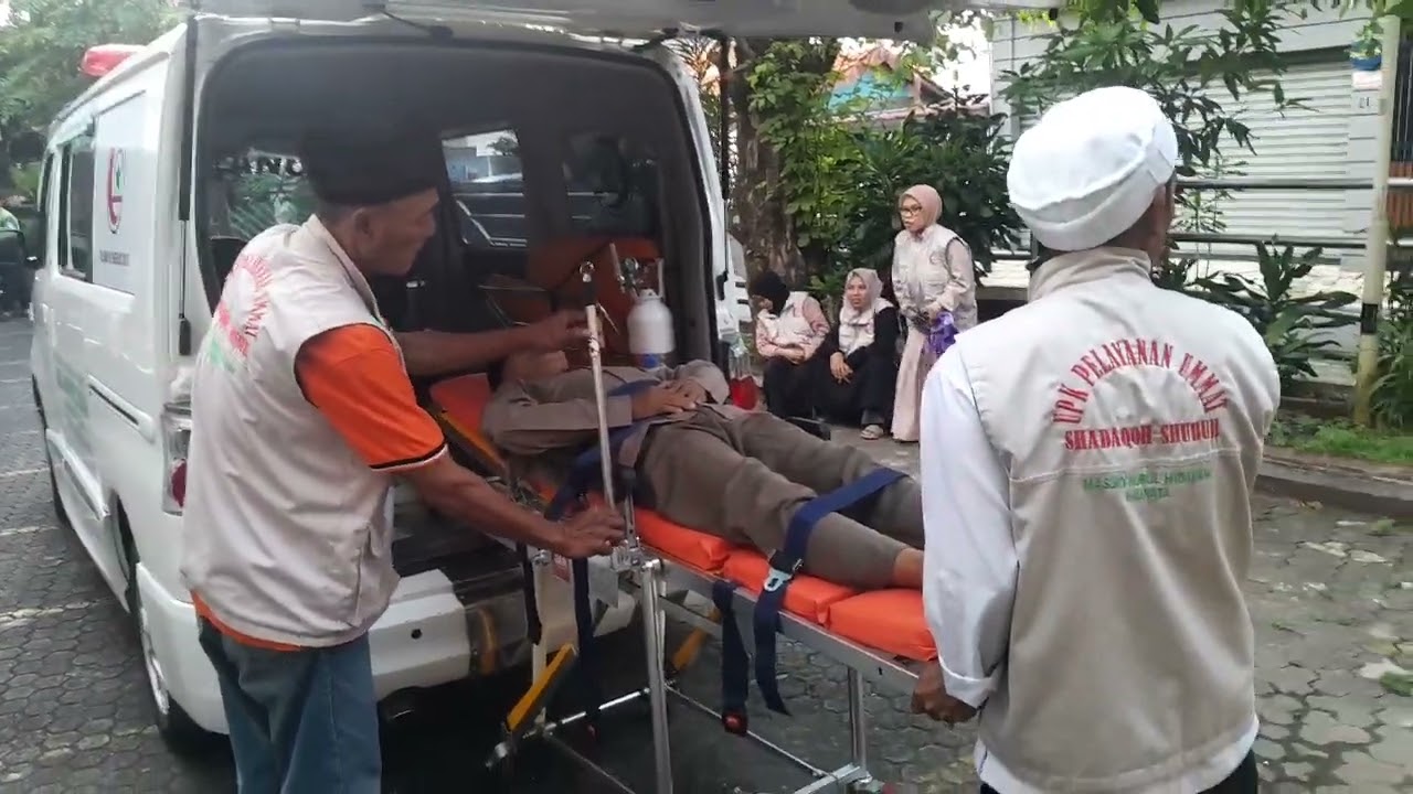 Belajar praktek brankar ambulans untuk pasien 