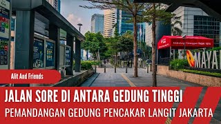 Jalan Sore di Antara Gedung-gedung Pencakar Langit Jakarta