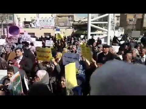 جمعی از معلمان و فرهنگیان بازنشسته در اعتراض به برآورده نشدن مطالبات خود در مقابل ساختمان مجلس شور