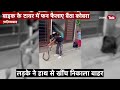 Bike टायर में बैठा था Cobra हाथ लगाते ही हिलने लगा,डर के मारे भागे लोग लड़के ने हाथ से पकड़ा खींचा
