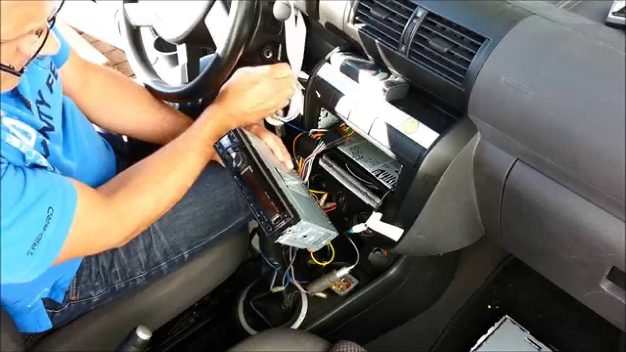 Anleitung für den Einbau eines Autoradios in einen VW Fox - YouTube