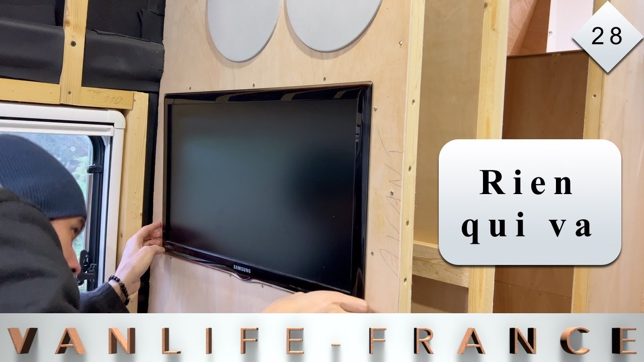 28 Un coin télé dans mon fourgon aménagé