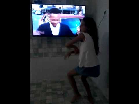 Menina de 8 anos de idade dança muito 😃