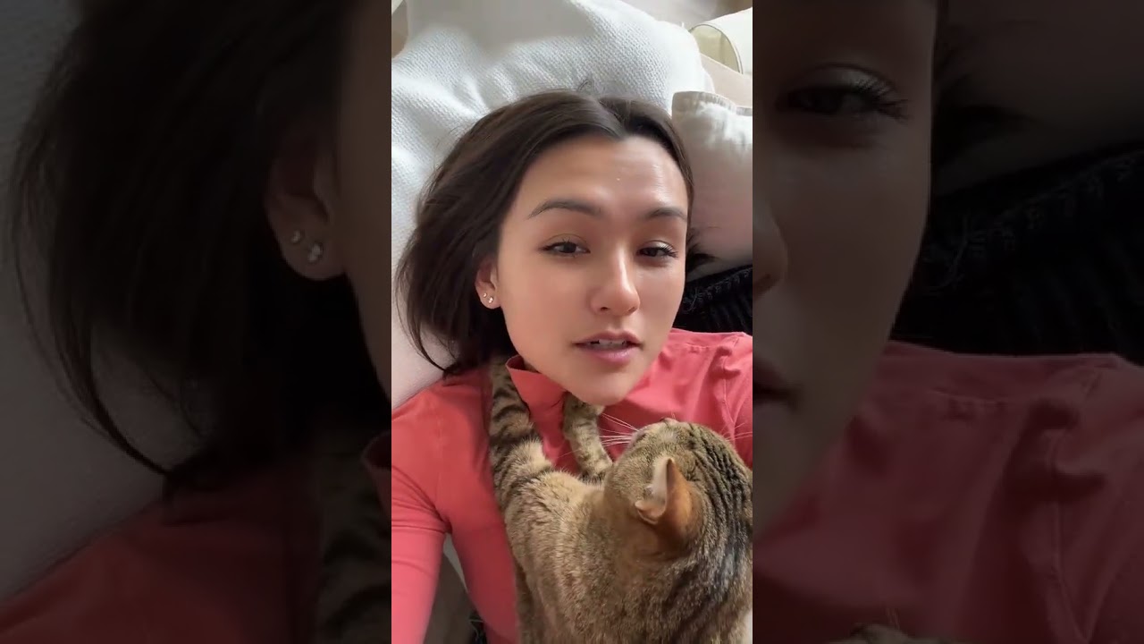 Поглаживания по шее, по правде говоря, причиняют боль, ха-ха, но я знаю, что это значит, что ей г...