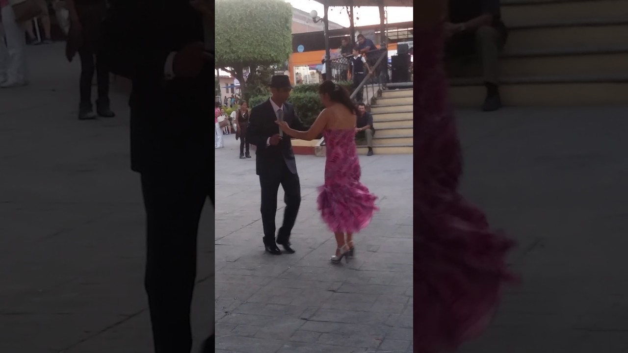 Danzon Egipto Heroico, en Jiutepec bailan Carmen y Martin