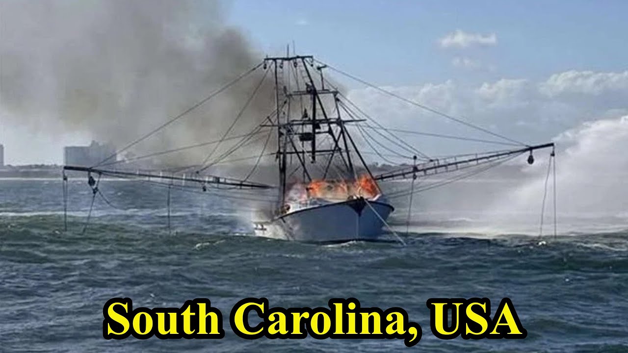 Судно, перевозившее креветки, загорелось и затонуло у берегов Южной Каролины.