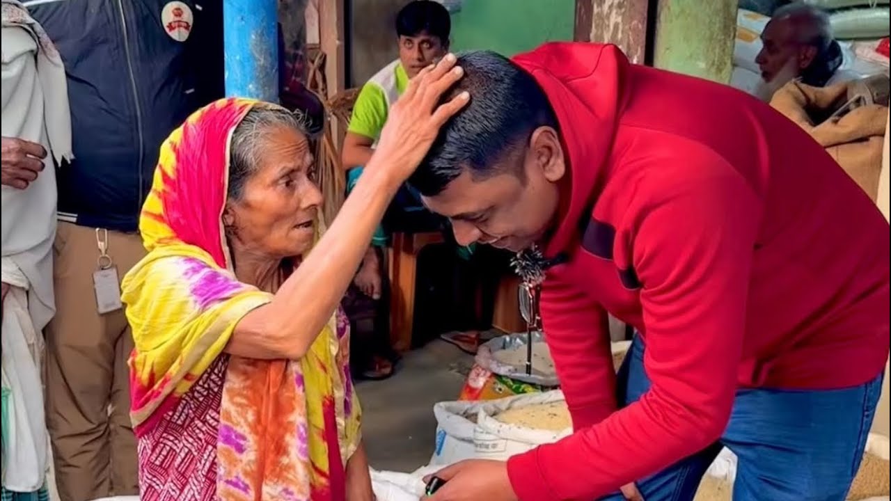 অসহায় মাকে বাজার ও টা'কা দিয়ে মানিব্যাগ খালি করে চলে আসলাম।