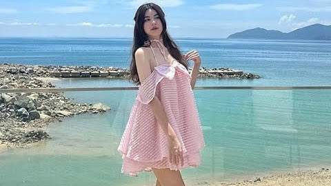 Con gái út MC Quyền Linh diện trang phục khoe vai trần, visual 