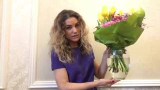 видео Как преподносить подарки и цветы на праздник