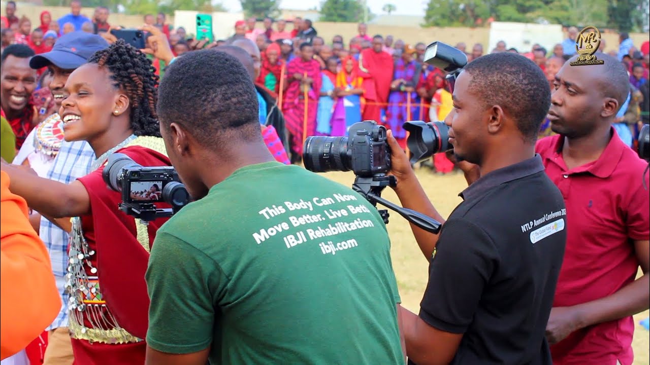 Makamera man na mgambo wapata kazi kumlinda Mary Paulo hii ni hatari watu wanakanyagana