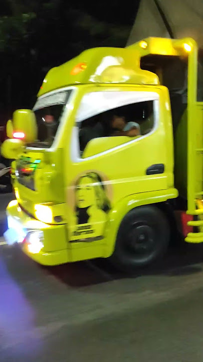Pesona Truk Canter Malam Hari