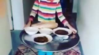 Tüm Yemeği Düşüren Kız