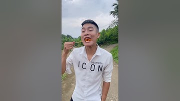 Cậu bé tốt bụng ăn kẹo xiên và cái kết hài hước #shorts