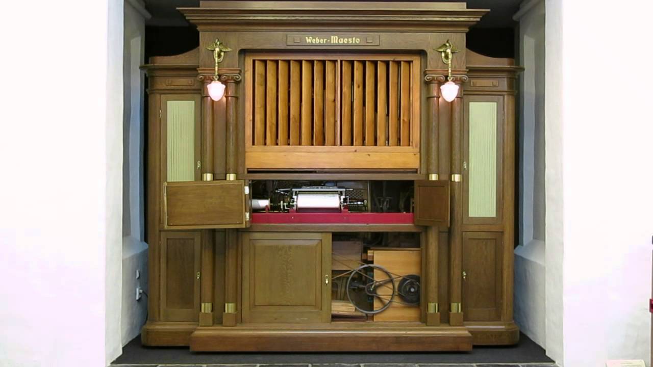 Weber Maesto speelt Singin' in the rain - Museum Speelklok