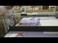 ロールスローラーを使ったシート貼り作業