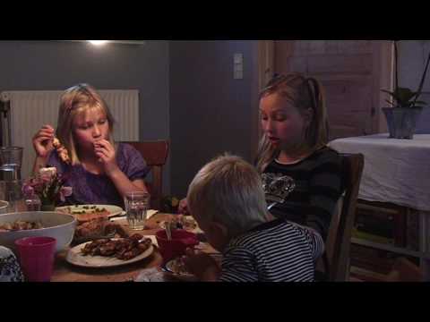 Video: Hvordan Man Lærer Børn At Spise Alene