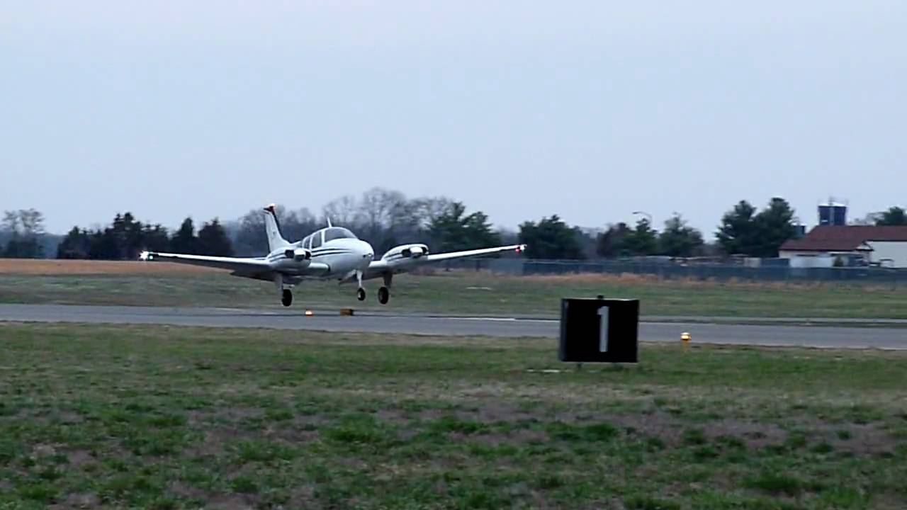 Beech Baron, N74ET landing at KHWY on 3/21/10 at 1852