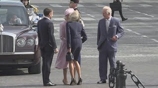 La bise de Brigitte Macron à la reine Camilla, sous l'Arc de Triomphe | AFP Images