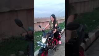 Video lucu Cewe cantik belajar kopling