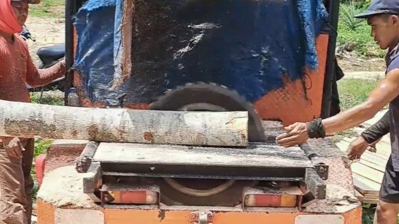 workers' skills in splitting wood